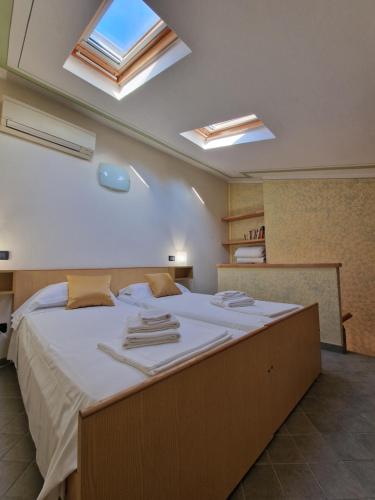 um quarto com uma cama grande e clarabóias em Casa Vittoria Sirmione Punta Grò con Piscina em Sirmione