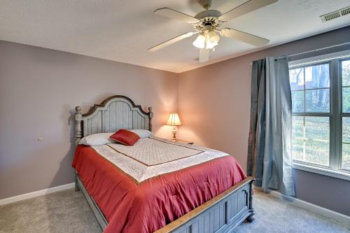 - une chambre avec un lit et un ventilateur de plafond dans l'établissement Georgetown Home about 6 Mi to Kentucky Horse Park!, à Georgetown