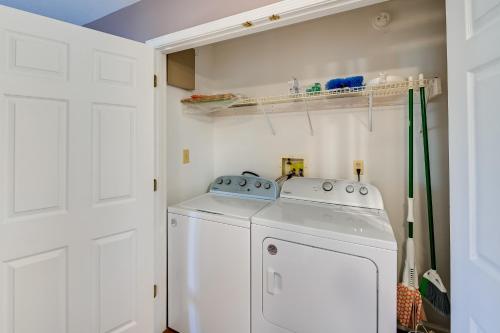 eine weiße Waschküche mit Waschmaschine und Trockner in der Unterkunft Georgetown Home about 6 Mi to Kentucky Horse Park! in Georgetown