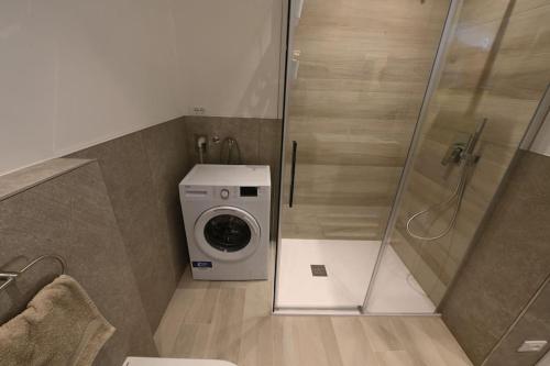 een badkamer met een wasmachine en een douche bij Ca' Milla Apartment Noale Centro Storico in Noale