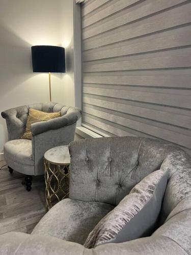 Ruang duduk di Classy single family house, walk to St Boniface