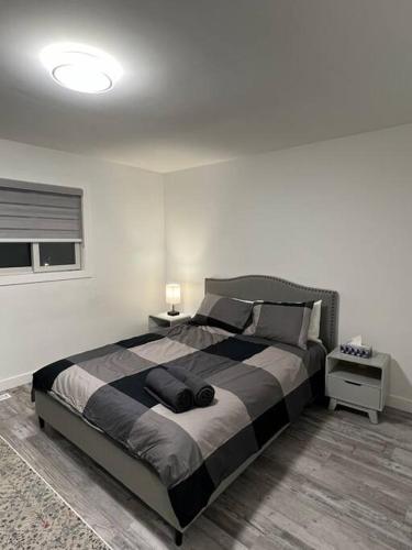 1 dormitorio con 1 cama grande en una habitación en Classy single family house, walk to St Boniface en Winnipeg