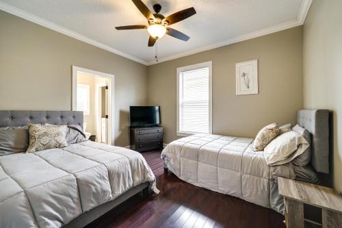 Un dormitorio con dos camas y un ventilador de techo. en Downtown Wilmington Home Walk to Cape Fear River!, en Wilmington