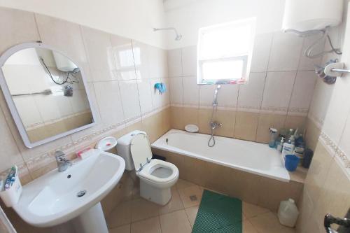 y baño con lavabo, aseo y bañera. en Attractive 1 BR House in Bole Atlas en Addis Abeba