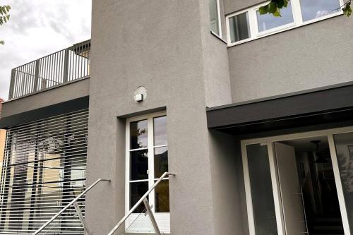 - Edificio con puerta de cristal y balcón en Villa Kunterbunt, en Knittelfeld