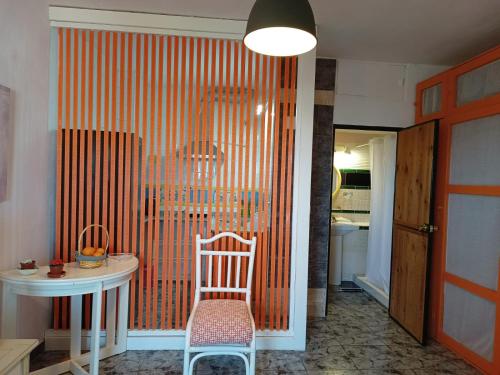 een eetkamer met een tafel en een stoel bij Casa Proyecto Pepe Bravo - Arte de manos y corazón in Alozaina