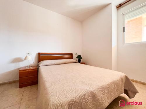 een slaapkamer met een bed en een raam bij Bella Terraza frontal al Mar in Oropesa del Mar
