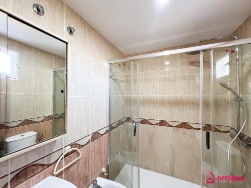 een badkamer met een glazen douche en een wastafel bij Bella Terraza frontal al Mar in Oropesa del Mar