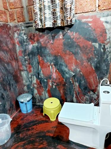 a bathroom with a toilet and a wall at The Dream in SanivÄrsante