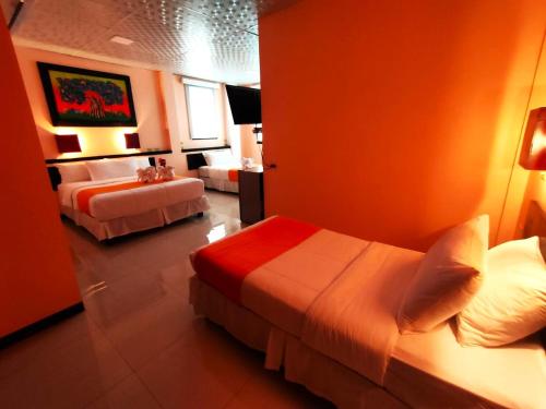 una habitación de hotel con 2 camas en una habitación en Hotel Los Algarrobos en Puerto Baquerizo Moreno