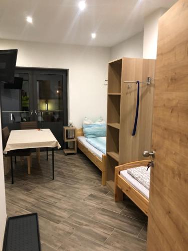 Zimmer mit einem Bett, einem Tisch und einem Kühlschrank in der Unterkunft Ferienwohnung Zeitler in Treuen