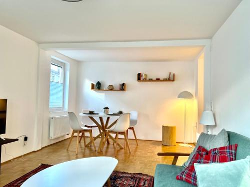 a living room with a table and chairs at B71 - Appartement im Herzen des Schwarzwalds in Schramberg