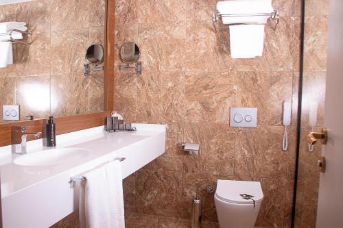Ένα μπάνιο στο Shelter Inn Hotel & Spa