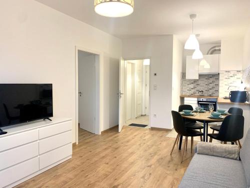 Et tv og/eller underholdning på Westside Residence apartment - modern & peaceful - FREE GARAGE!