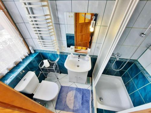 ザコパネにあるWynajem Pokoi Zakopaneのバスルーム(トイレ2つ、シンク、バスタブ付)