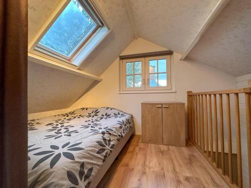 1 dormitorio con 1 cama y 2 ventanas en Cosy Groede, en Schoondijke