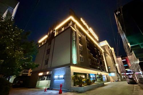 un bâtiment avec des lumières au-dessus de celui-ci la nuit dans l'établissement Series hotel, à Gyeongju