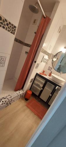 Cette chambre dispose d'un escalier avec un lit et une table. dans l'établissement Chez Alexandra, à Montpellier