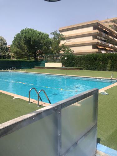une grande piscine devant un immeuble dans l'établissement Chez Alexandra, à Montpellier