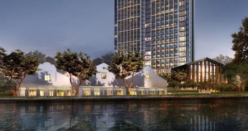 un montage d'un bâtiment à côté d'un grand bâtiment dans l'établissement Fraser Residence River Promenade, Singapore, à Singapour