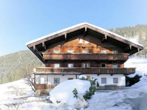 una casa cubierta de nieve en las montañas en Fiechterhof, en Imming