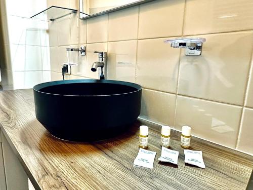 uma banheira preta sentada num balcão na casa de banho em C&Y Apt - Roma Prati - Luxury two bedrooms Apartment em Roma