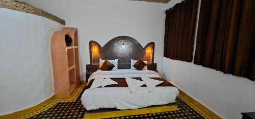 Postel nebo postele na pokoji v ubytování Traditional Riad Merzouga Dunes