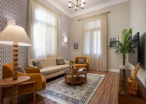 開羅的住宿－Lemon Spaces VINTAGE- Downtown，客厅配有沙发和桌子