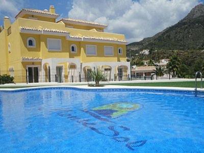une grande piscine en face d'une maison dans l'établissement CASA DEl SOL PLAYA PUERTO BLANCO, à Calp