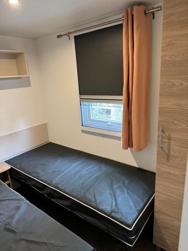 a small room with a bed and a window at MH TIKE - 4p - Les Sables du Midi - Valras in Valras-Plage