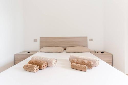 - un grand lit blanc avec 2 oreillers dans l'établissement Dimora Sul Mare, à Montesilvano