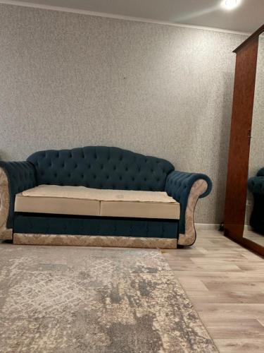 - un canapé bleu dans le salon dans l'établissement 1 ком квартира, à Aket