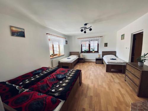 Habitación grande con cama y sofá en Apartmán Mája, en Rumburk