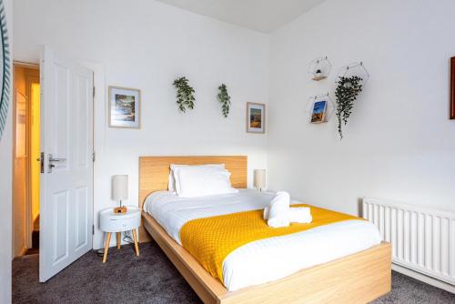 Tempat tidur dalam kamar di 3 bedroom House - Next to Wrexham FC Racecourse Stadium