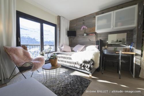 une chambre avec un bureau et un lit et un bureau dans l'établissement NID DOUILLET DE FLAINE, à Flaine