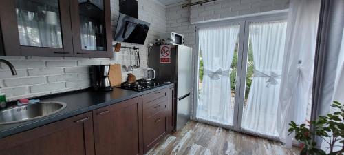 La cuisine est équipée d'un évier et d'un réfrigérateur. dans l'établissement Apartamento Milka Gandia Marchuquera, à Gandía