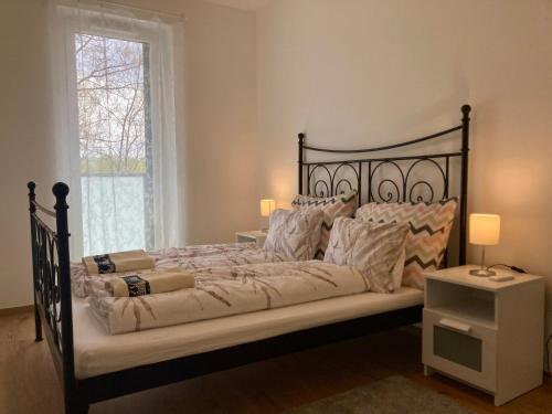 En eller flere senge i et værelse på Westside Residence apartment - modern & peaceful - FREE GARAGE!