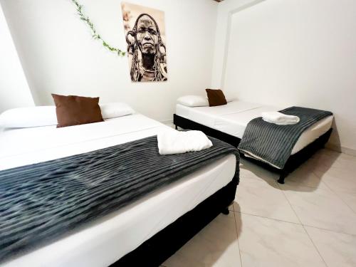 um quarto com duas camas e uma cadeira em Moderno cómodo natural tranquilo único 373 SF2 em Medellín
