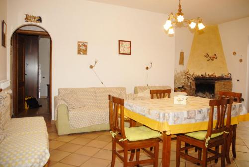 a living room with a table and a couch at Casetta a Pescasseroli in Pescasseroli