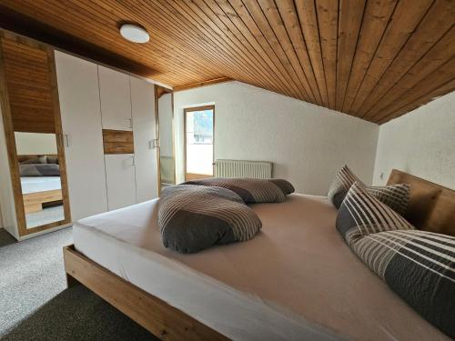 2 camas num quarto com tecto em madeira em Haus Lila Stubaital em Fulpmes