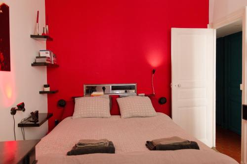 Llit o llits en una habitació de Paris Appartement au cœur du Marais