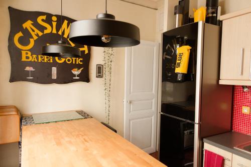 une cuisine avec une table et un panneau mural dans l'établissement Paris Appartement au cœur du Marais, à Paris