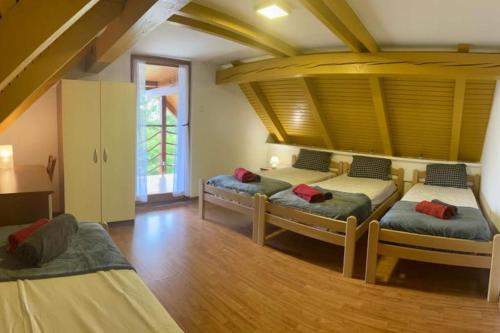 1 Schlafzimmer mit 2 Betten in einem Zimmer in der Unterkunft Country Lodge in Brežice