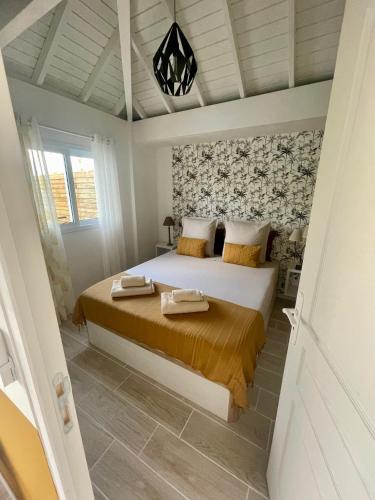 a bedroom with a large bed in a room at La Papaye d’Or in Saint-François