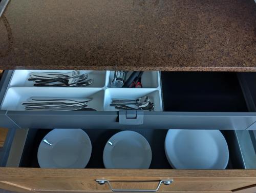 un cajón con platos y utensilios en Suur-Aia 21 Apartment, en Paide
