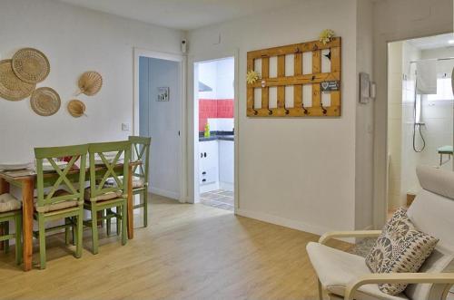 een woonkamer en eetkamer met een tafel en stoelen bij Apartamento Triana in Sevilla