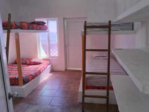 EscuintlaにあるVillas Higuerの二段ベッドが2つと窓のある部屋