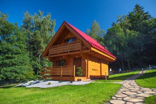 a small log cabin with a red roof at Górskie Wytchnienie Domki Karkonosze in Piechowice