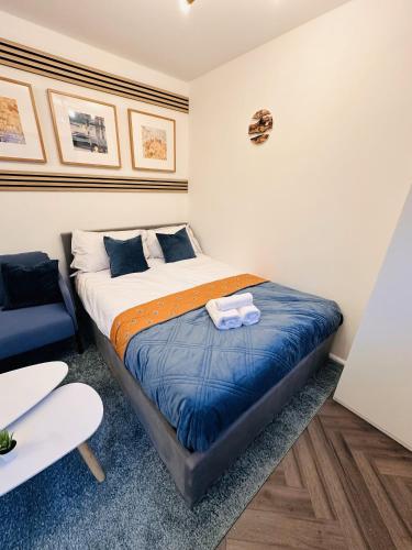 a bedroom with a bed with a blue blanket at R1 - En-suite Private Room in Birmingham House - Quinton in Birmingham