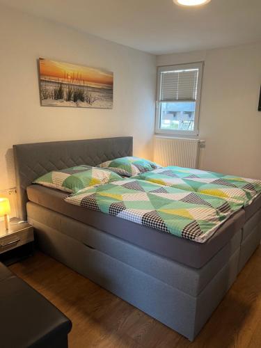 a bedroom with a bed with a quilt on it at 2 Zi-Apartment Fauser Echterdingen-Messe in Leinfelden-Echterdingen